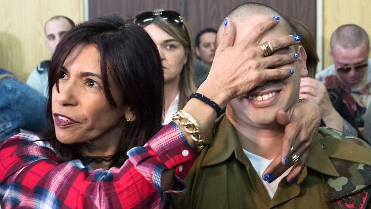 Der israelische Soldat Elor Asaria wird von seiner Mutter umarmt, während der Verkündung des Strafmaßes.