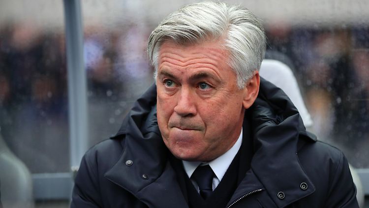 Erst angespuckt, dann zeigefreudig, jetzt 5000 Euro ärmer: Bayern-Coach Carlo Ancelotti.