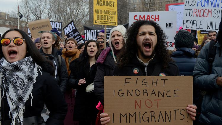 Gegen die Politik des US-Präsidenten Trump gibt es immer noch, wie hier in New York, massive Proteste.