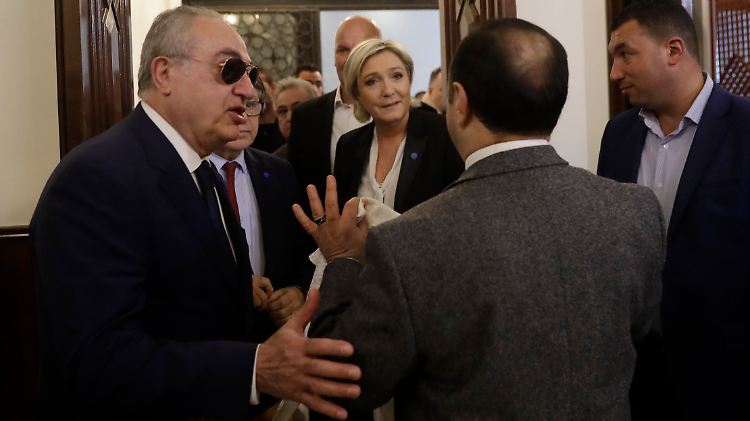 Le Pen will von der Aufforderung, ein Kopftuch zu tragen, überrascht worden sein.