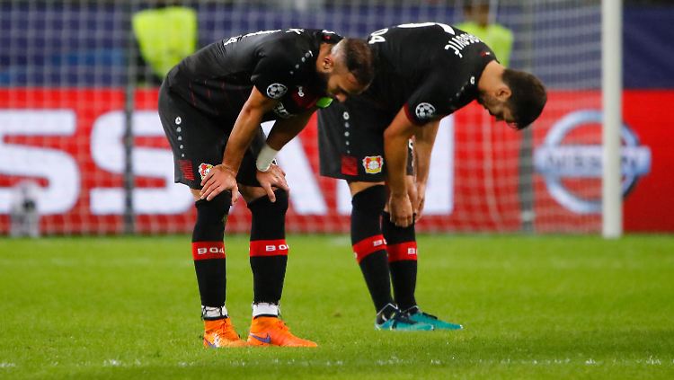 Leverkusens Aleksander Dragovic (l.) und Omer Toprak lassen nach dem Spiel die Köpfe hängen.