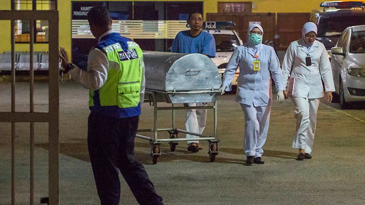 Der kontaminierte Leichnam Kim Jong Nams wird aus dem Krankenhaus abtransportiert.