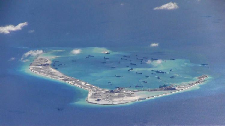 China baut nun Gebäude auf seine künstlich aufgeschütteten Inseln im Südchinesischen Meer. Die USA befürchten, dort könnten Raketen stationiert werden.