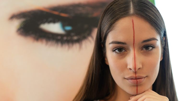 Symmetrische Gesichter werden allgemein als schöner wahrgenommen - doch was heißt das für den Job?