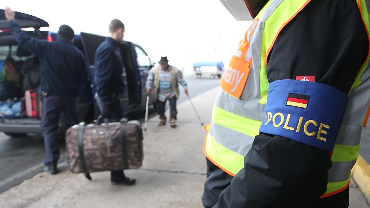 Abgelehnte Asylbewerber am Flughafen Leipzig-Halle (Archivbild).