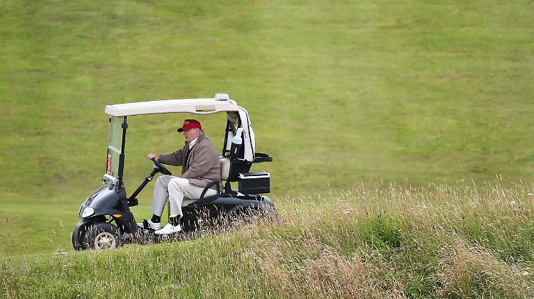 Trump, unterwegs auf einem seiner Golfplätze (Archivbild). Insgesamt zwölf Golfplätze gehören dem Präsidenten in den USA.