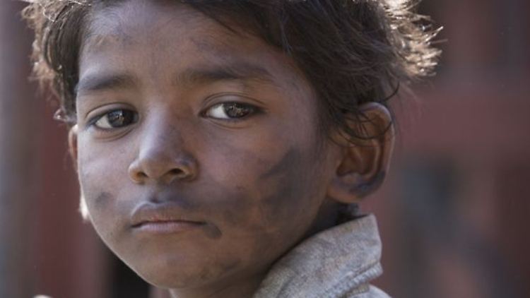 Der kleine Saroo geht verloren. Er hat einen langen Weg nach Hause vor sich. 