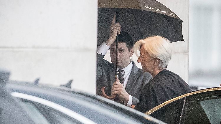 Christine Lagarde auf dem Weg zu Angela Merkel.