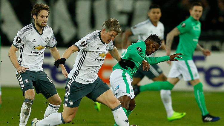 Kopf hoch, heißt es zwar schon in der Jugend. Bei Schweinsteiger ist ein Ball am Fuß aber eher selten.