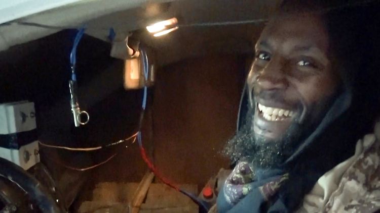 Abu-Zakariya al-Britani in seinem Selbstmordfahrzeug. Jahre zuvor hatte er mal eine Millionenentschädigung vom britischen Staat erhalten.
