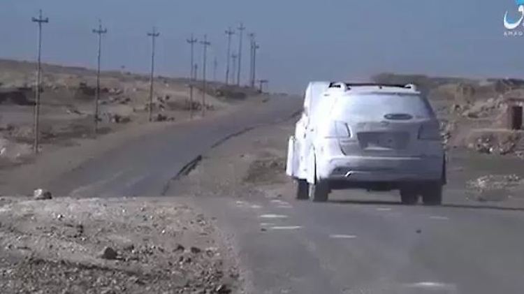 Abu-Zakariya al-Britani steuert den mit Sprengstoff beladenen Wagen in Richtung des Stützpunktes der irakischen Armee.