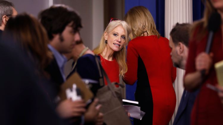 Hält sich auffallend im Hintergrund: Trump-Beraterin Kellyanne Conway.