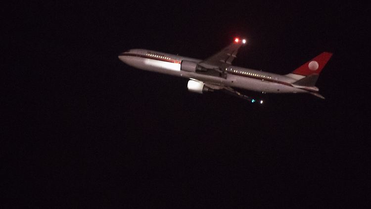 In diesem Flugzeug sitzen die 18 abgeschobenen Afghanen.