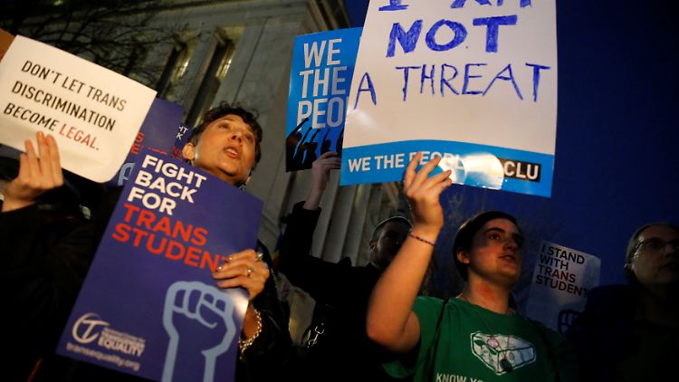Aktivisten protestieren in Washington gegen Trumps Anordnung.