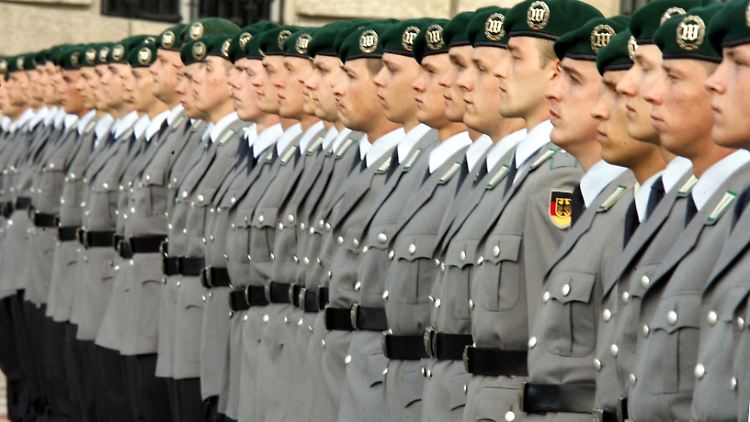 Ginge es nach dem CDU-Rechtsexpertem Sensburg, würden bald wieder Wehrdienstleistende ihr Gelöbnis ablegen.