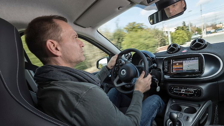 Die Lenkung des Smart forfour electric drive ist klar auf Stadtbetrieb eingestellt.