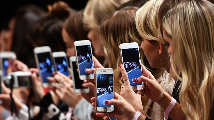 Besonders wer ständig auf Snapchat, Instagram, Twitter oder Facebook unterwegs ist, braucht eine längere Akkulaufzeit.
