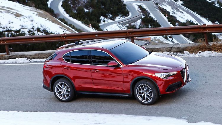 Mit einer Länge von 4,69 Metern parkt der Stelvio größenmäßig ziemlich exakt neben einem Mercedes GLC, Audi Q5 oder BMW X3.