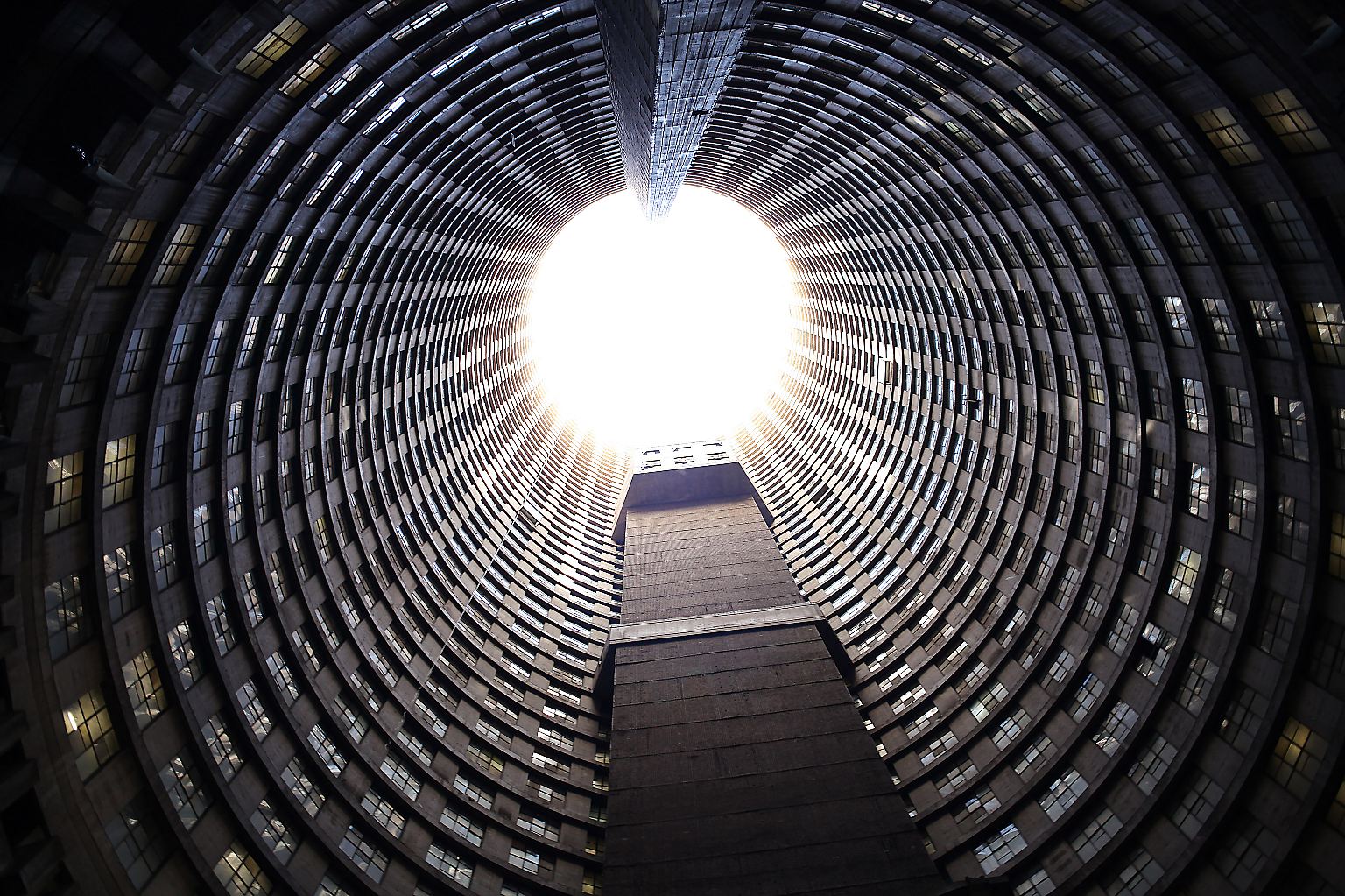 "Ponte war die Hölle", sagt ein Bewohner über das höchste Apartmenthaus Afrikas, den Ponte Tower in Johannesburg. 173 Meter ragt der Wohnturm in den Himmel. Wer im 3000 Quadratmeter großen Innenhof steht, dem schnürt sich beim Blick nach oben unweigerlich die Kehle zu. Klaustrophobisch, bedrohlich, düster wirkt Ponte City - und das, obwohl das Gebäude einst als Luxus-Domizil ...