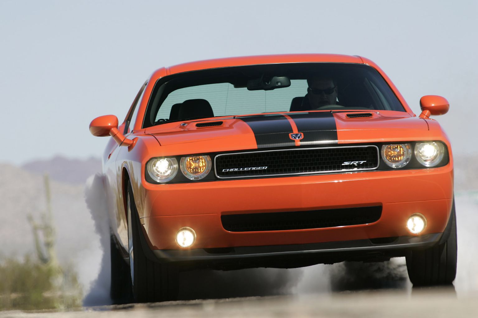 Ein Auto, wie gemacht für eine heiße Verfolgungsjagd. Mit dem Dodge Challenger ist man immer auf der Flucht.