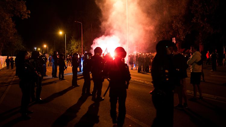 Übergriffe auf Asylbewerberheime wie hier in Heidenau haben dem Image Sachsens stark geschadet.