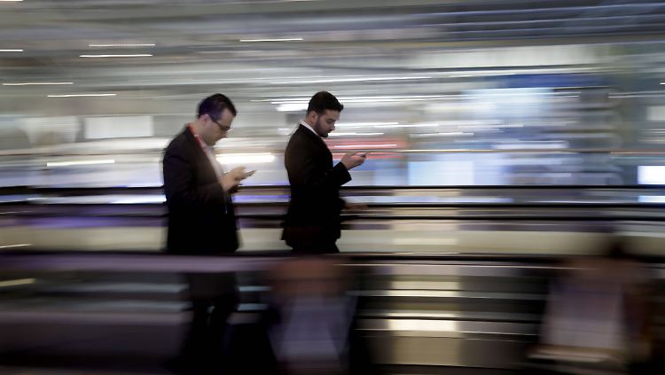 So schnell wie das Handy mit Internetzugang hat sich bislang keine andere Technologie verbreitet.