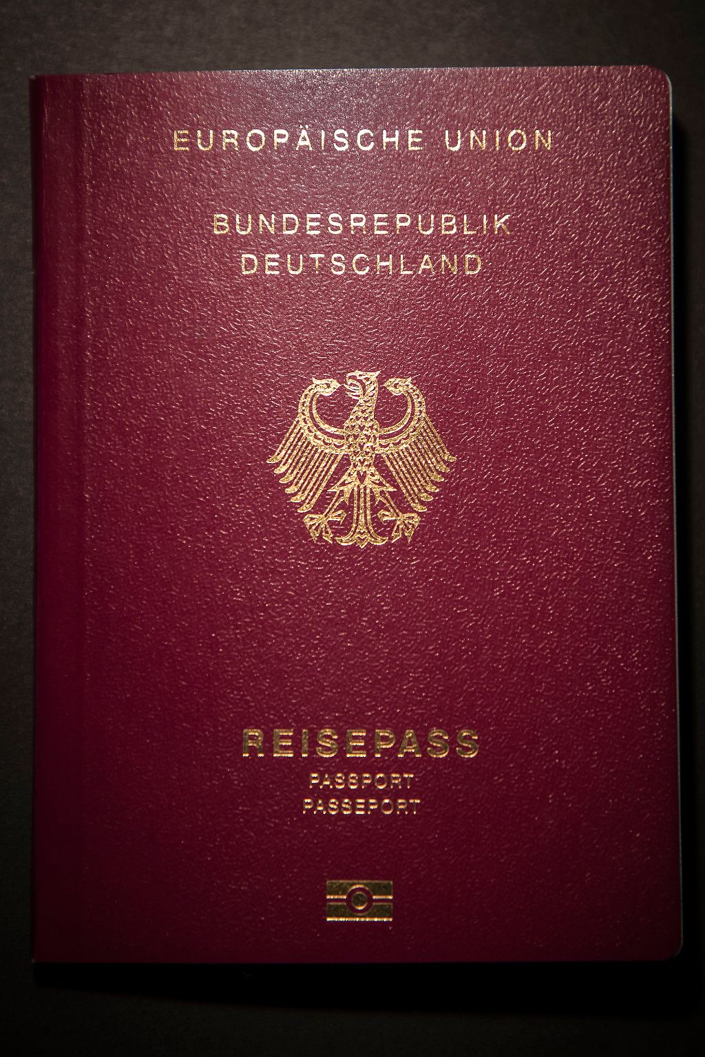 So sieht er aus, der neue Reisepass. Die Hülle ist künftig weniger starr und flexibler. Praktisch für Vielreisende.