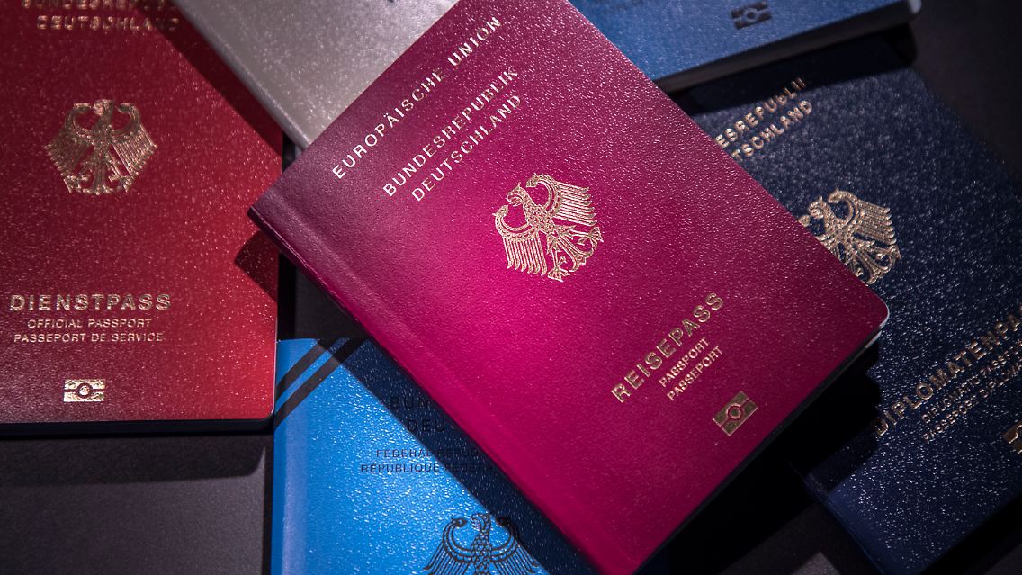 Der neue Reisepass kommt zum 1. März. Die alten Versionen behalten ihre Gültigkeit bis zum jeweiligen Ablaufdatum.
