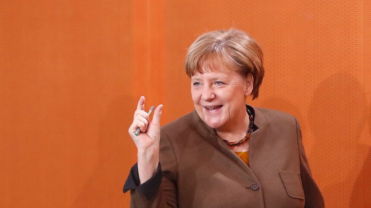Kanzlerin Merkel freut sich über den Haushalts-Überschuss. Der soll besonders den Steuerzahlern zugute kommen.