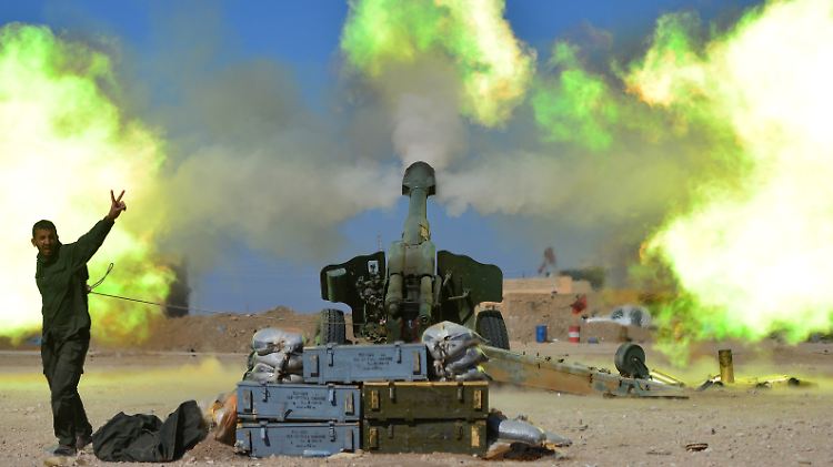 Ein Kämpfer einer schiitischen Miliz, die an der Seite der irakischen Armee gegen den IS kämpft, feuert im Süden Mossuls eine Artilleriegranate auf eine Stellung des IS ab.
