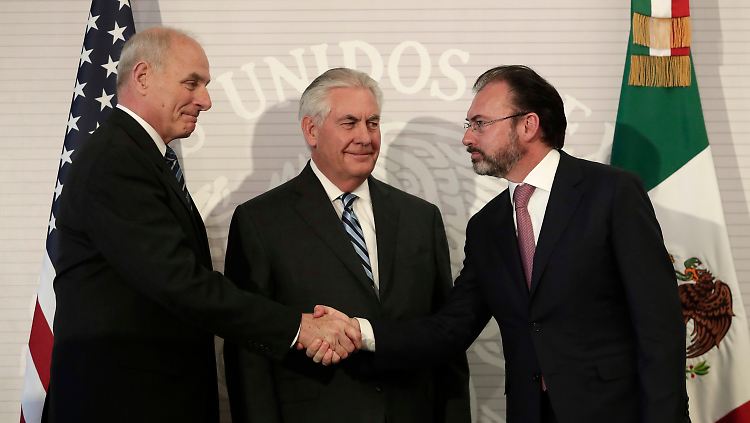 Immerhin ein respektvoller Umgang beim Treffen von US-Heimatschutzminister Kelly (l.), US-Außenminister Tillerson (M.) und dem mexikanische Außenminister Videgaray.