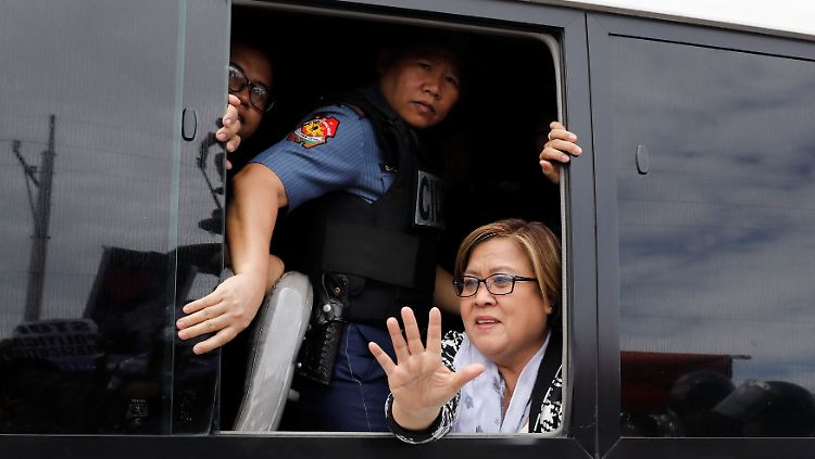 Senatorin und Ex-Justizministerin Leila De Lima wird abgeführt.