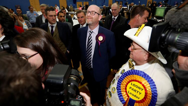 Gute Miene zum bösen Spiel: Ukip-Chef Paul Nuttall lächelt nach seiner Niederlage bei der Nachwahl in Stoke-on-Trent in die Kameras.