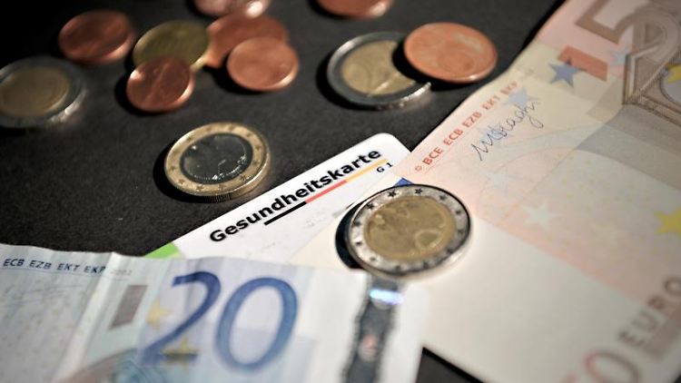 Der allgemeine Beitragssatz von 14,6 Prozent, der gesetzlich fixiert ist, wird je zur Hälfte von Arbeitgebern und Arbeitnehmern getragen. Dazu kommt der Zusatzbeitragssatz.