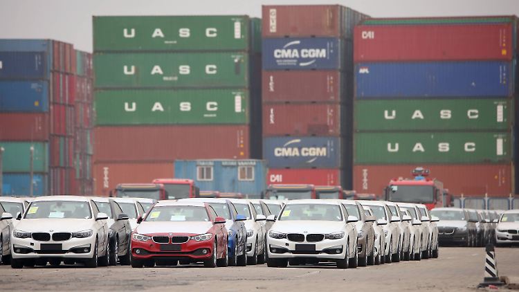 2016 trieb kein Land mehr Handel mit Deutschland als China - hier erreichen Autos von BMW den Hafen Tianjin bei Peking.