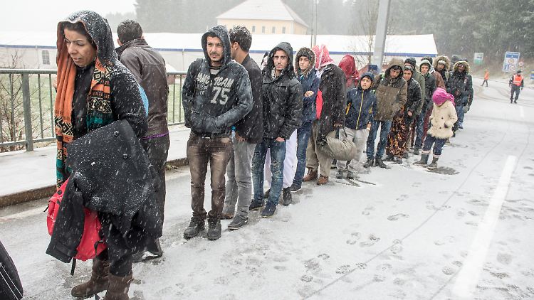 Flüchtlinge warten an der deutsch-österreichischen Grenze während eines Schneeschauers auf ihre Einreise nach Deutschland.