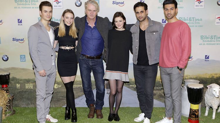 Louis Held, Lina Larissa Strahl, Detlev Buck, Lea van Acken, Karim Günes und Altamasch Noor bei der Premiere.