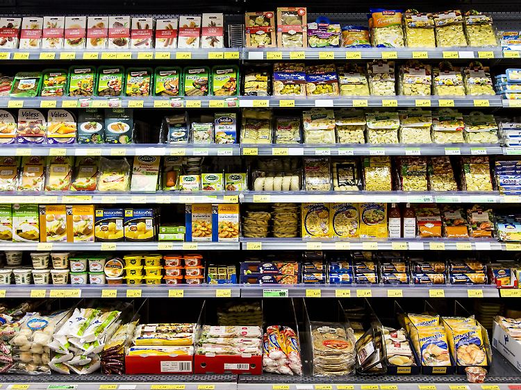 Sozial Schwächere greifen im Supermarkt eher zu ungesünderen Fertigprodukten und Fast Food.
