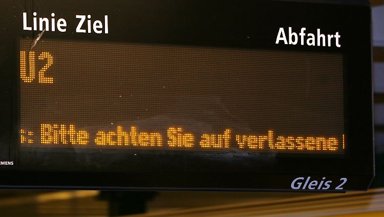 In der Berliner U-Bahn läuft der Schriftzug "Bitte achten Sie auf verlassene Gegenstände und Gepäckstücke" durch.