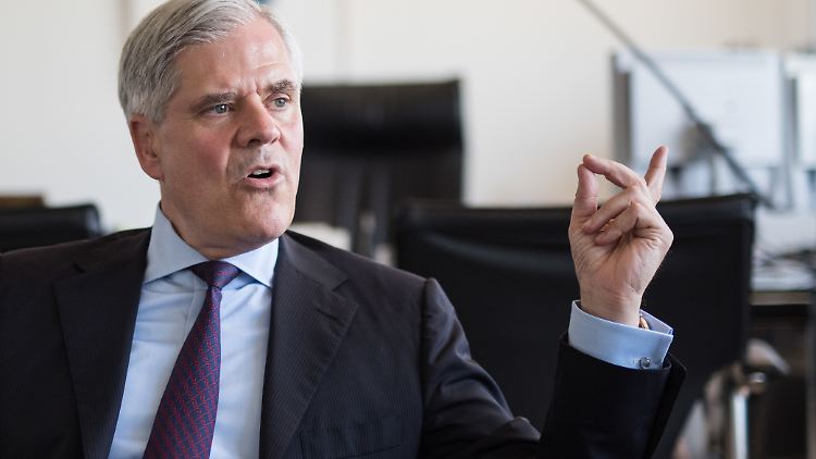 Dombret schätzt, dass viele Finanzfirmen in Großbritannien eine Verlagerung auf den Kontinent prüfen.