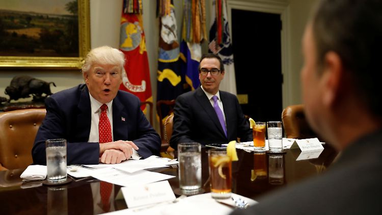Zwei, die nicht einer Meinung sind? US-Präsident Trump mit seinem Finanzminister Mnuchin.