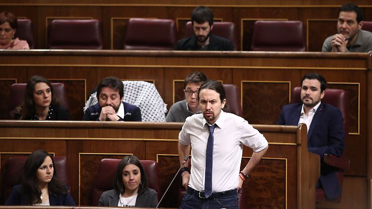 Errejón sitzt nun hinter Iglesias - der kämpft von der ersten Reihe für eine bessere Welt. 