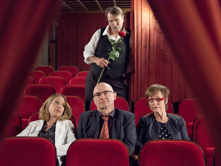 Mario Kopper (Andreas Hoppe, hinten), Johanna Stern (Lisa Bitter), Peter Beck (Peter Espeloer) und Frau Keller (Annalena Schmidt) warten auf den Auftritt der Kommissarin.