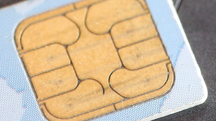 Die großen Smartphone-Anbieter hätten eigentlich die Macht, den Wandel von der traditionellen SIM-Karte zur eSIM durchzusetzen.