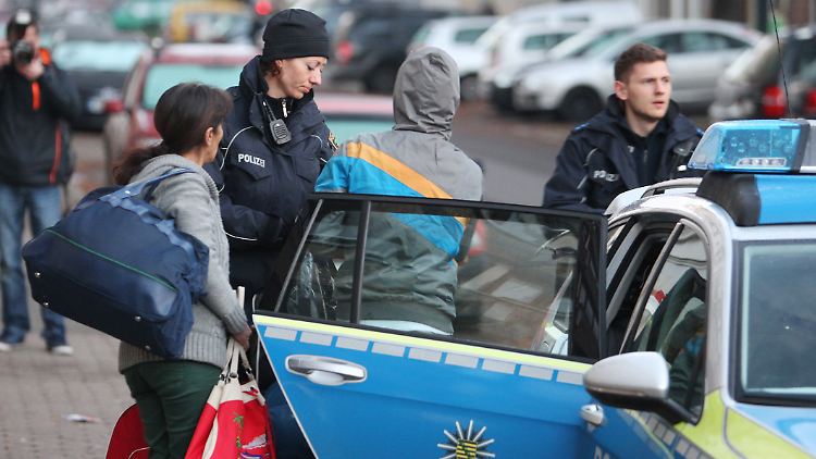 Polizisten bringen in Leipzig abgelehnte Asylbewerber zum Flughafen. Die Regierung will die Zahl der freiwilligen Ausreisen erhöhen.