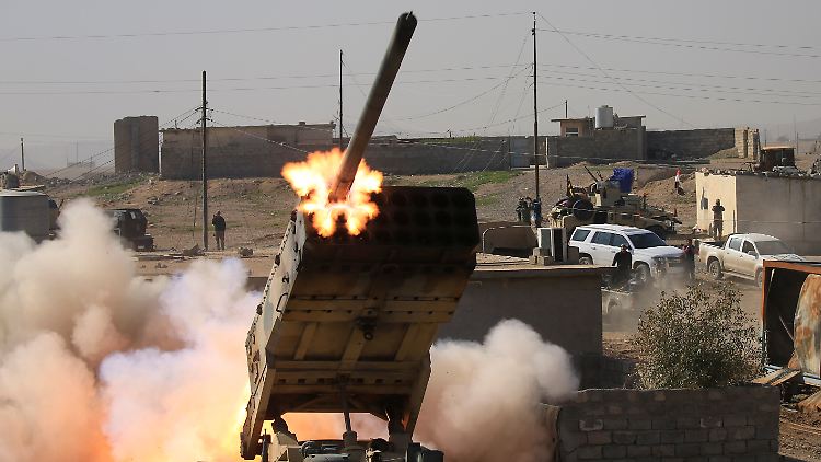 Südlich der Stadt Mossul feuert die irakische Armee auf eine IS-Stellung.