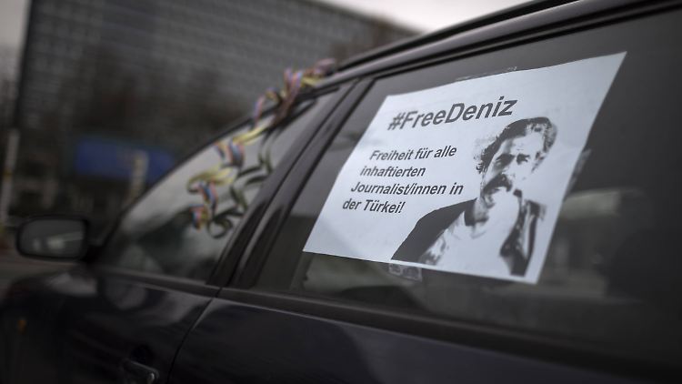 In Berlin fand am Sonntag ein Autokorso für Yücel statt.