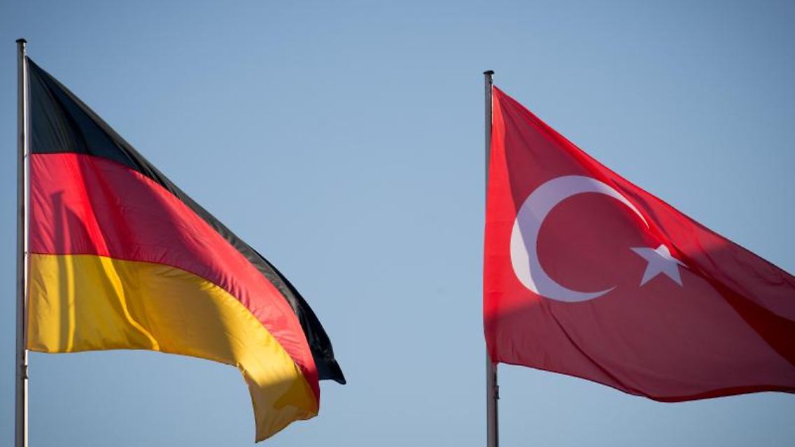 Viele in Deutschland lebende Türken werden offenbar vom türkischen Geheimdienst ausspioniert.