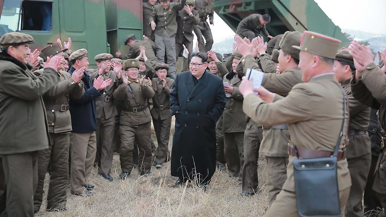 Das Foto soll Nordkoreas Machthaber Kim Jong Un nach einem Raketentest zeigen.