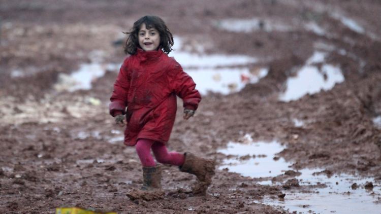 Dieses junge Mädchen lebt derzeit noch in einem der unzähligen Flüchtlingslager entlang der türkisch-syrischen Grenze.